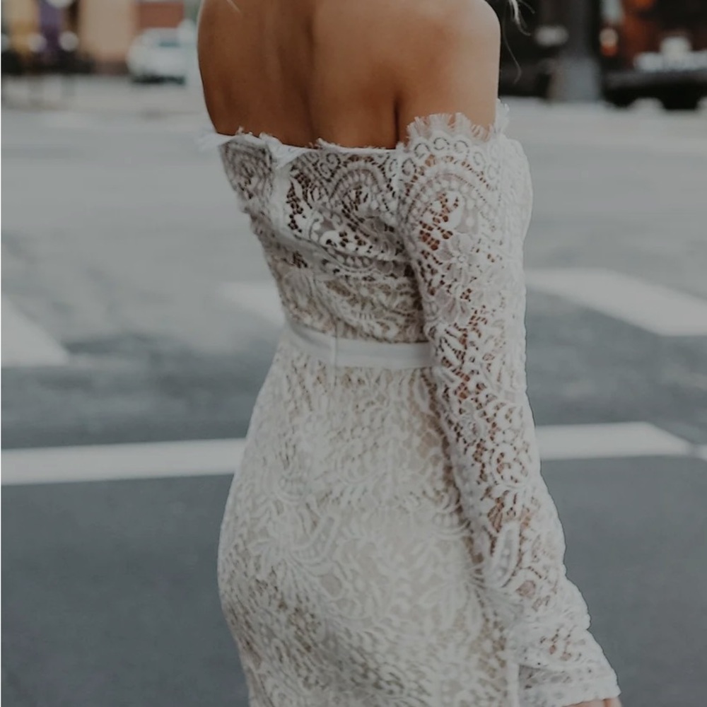 Chic Off-Shoulder Lace Wedding Dress
